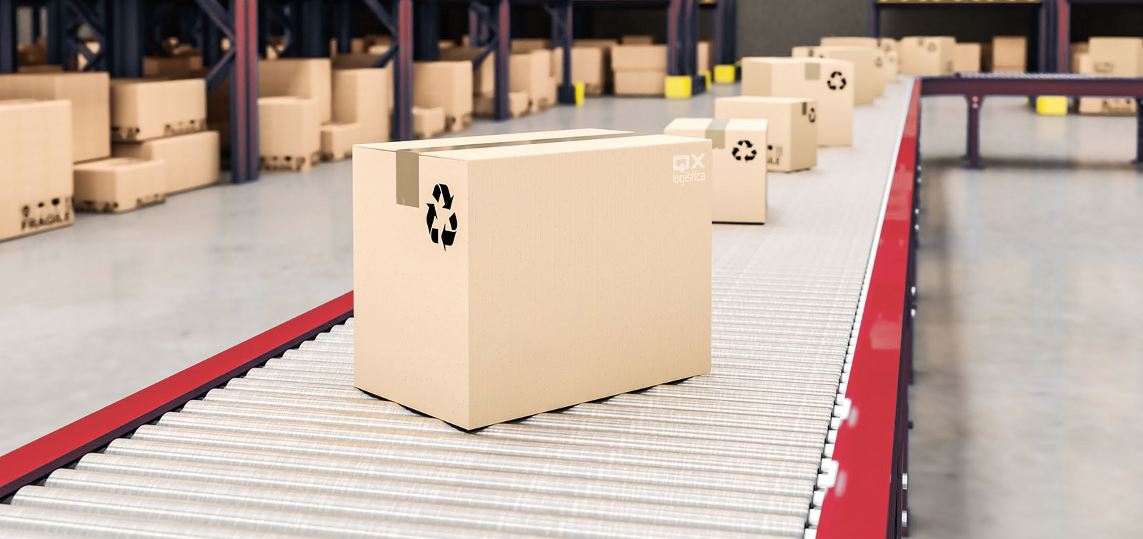 Cinta transportadora con cajas en el centro de almacenamiento de QX